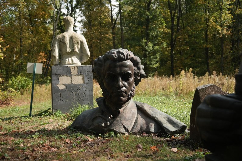 На Сумщині зберігають демонтовані радянські пам’ятники. Розповідаємо їх історії