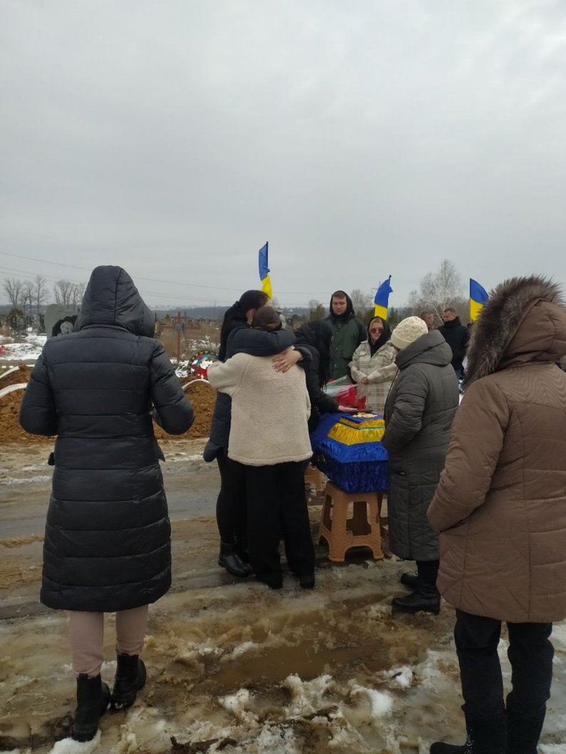 У Люботині на Харківщині простилися з 21-річним військовим Олексієм Мовчаном, який понад пів року вважався зниклим безвісти