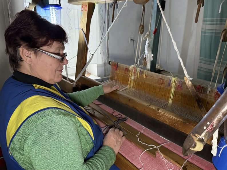У Кролевці майстрині виготовляють шопери за донат для війська