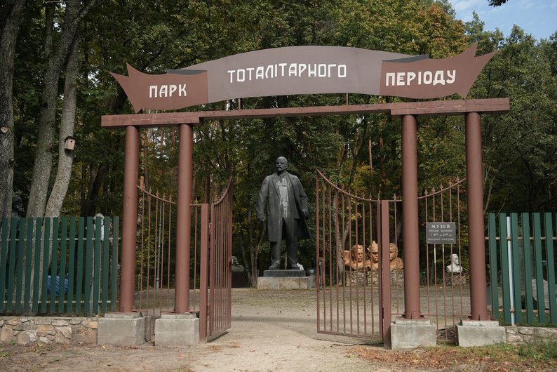 На Сумщині зберігають демонтовані радянські пам’ятники. Розповідаємо їх історії