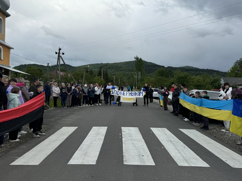 Люди вийшли з плакати та квітами, аби зустріти Олександра Складановського, полон
