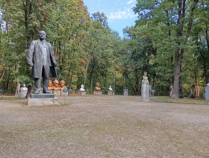 На Сумщині зберігають демонтовані радянські пам’ятники. Розповідаємо їх історії