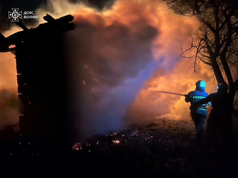 Горіли квартира, хлів і хата: на Волині рятувальники гасили три пожежі