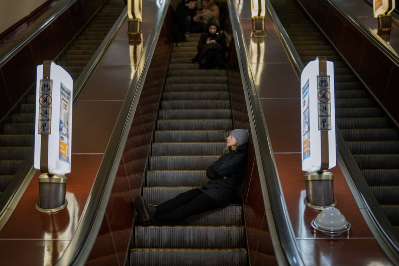 Жінка спить в метро під час довготривалої повітряної тривоги