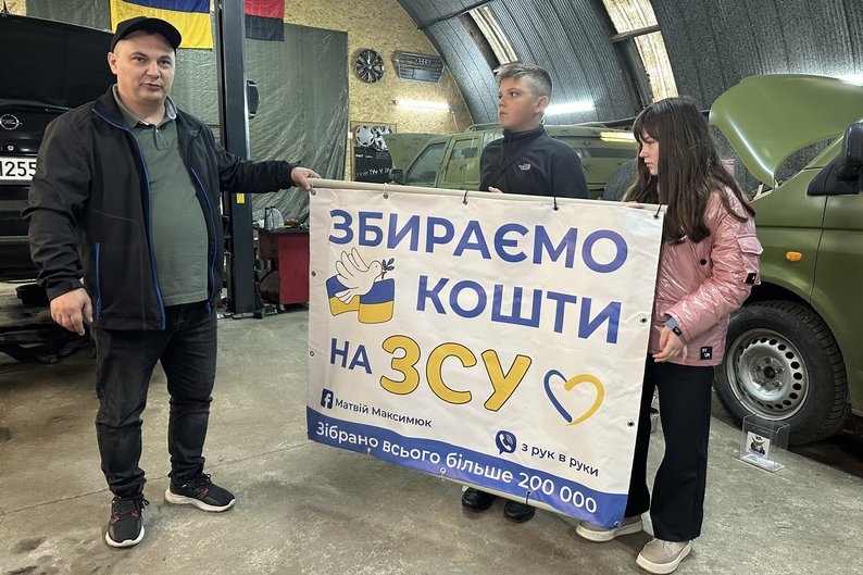 На імпровізованому блокпосту у Луцьку діти зібрали гроші на ремонт авто для ЗСУ