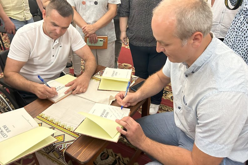 "Взяв у полон десять росіян та втратив обидві кінцівки": про бійця з Рівненщини презентували книгу
