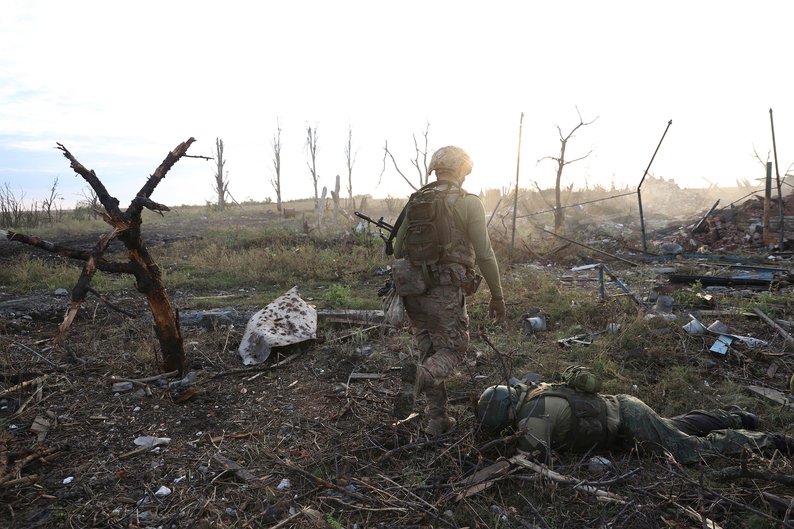 Командир підрозділу 3-ї ДШБ проходить повз тіло загиблого російського військового в Андріївці
