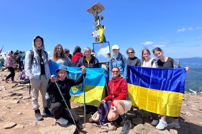 Випускний на Говерлі: учням з Житомирщини свідоцтва вручали на вершині найвищої гори України Випускний на Говерлі: учням з Житомирщини свідоцтва вручали на вершині найвищої гори України