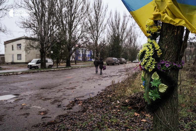 Хрест на пошкодженому стовбурі дерева у Бузковому парку в пам'ять про загиблих бійців Тероборони, яких розстріляли російські військові на початку березня. Херсон