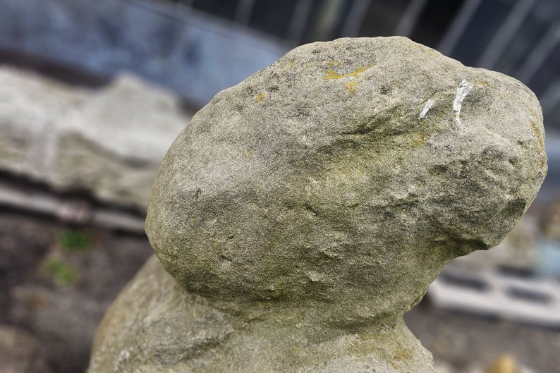 До Дніпра привезли дві кам’яні баби з Донеччини віком понад 800 років