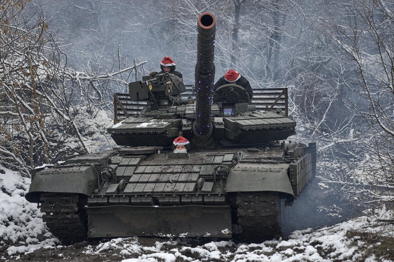 Екіпаж танка в різдвяному спорядженні вирушає на виконання бойового завдання 24 грудня
