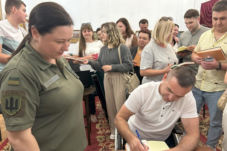 "Взяв у полон десять росіян та втратив обидві кінцівки": про бійця з Рівненщини презентували книгу