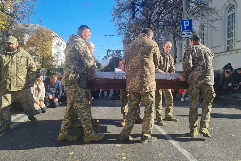У Житомирі попрощалися із 37-річним воїном Максимом Шабінським У Житомирі попрощалися із 37-річним воїном Максимом Шабінським