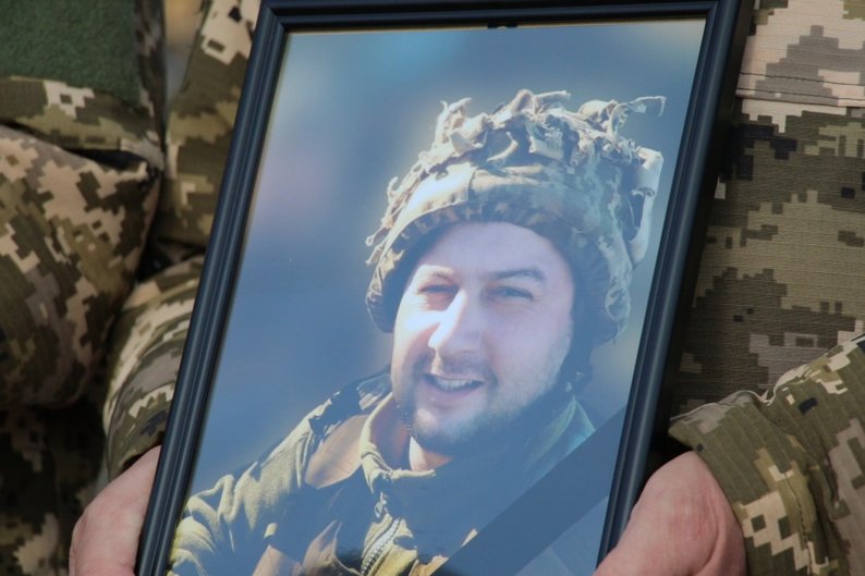 У Житомирі попрощалися із 37-річним воїном Максимом Шабінським У Житомирі попрощалися із 37-річним воїном Максимом Шабінським