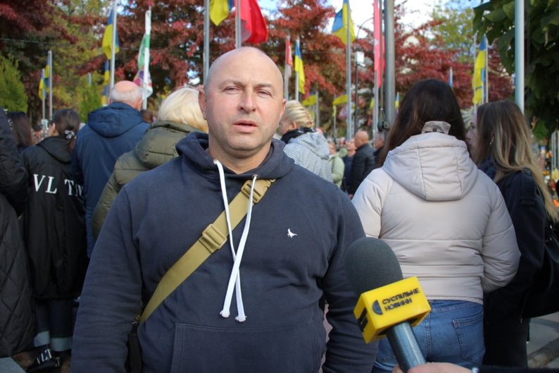 У Житомирі попрощалися із 37-річним воїном Максимом Шабінським У Житомирі попрощалися із 37-річним воїном Максимом Шабінським