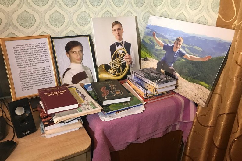 "Відпросися, синку, у Бога…" — мама полеглого воїна і поета Володимира Петренка видала книжку у пам'ять про сина