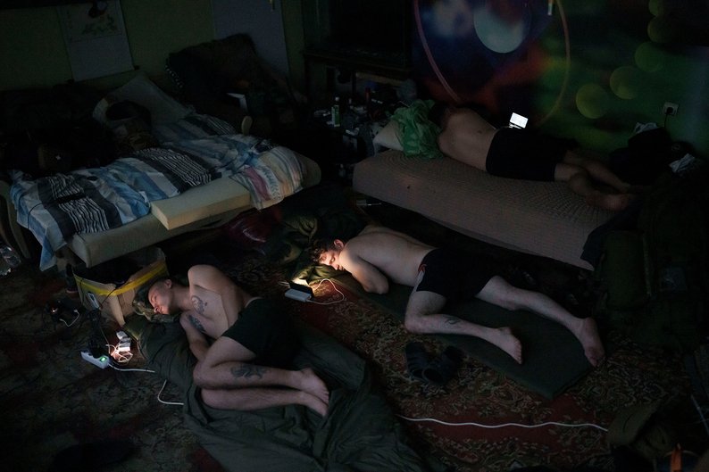 Бійці ССО сплять біля своїх телефонів на Херсонщині
