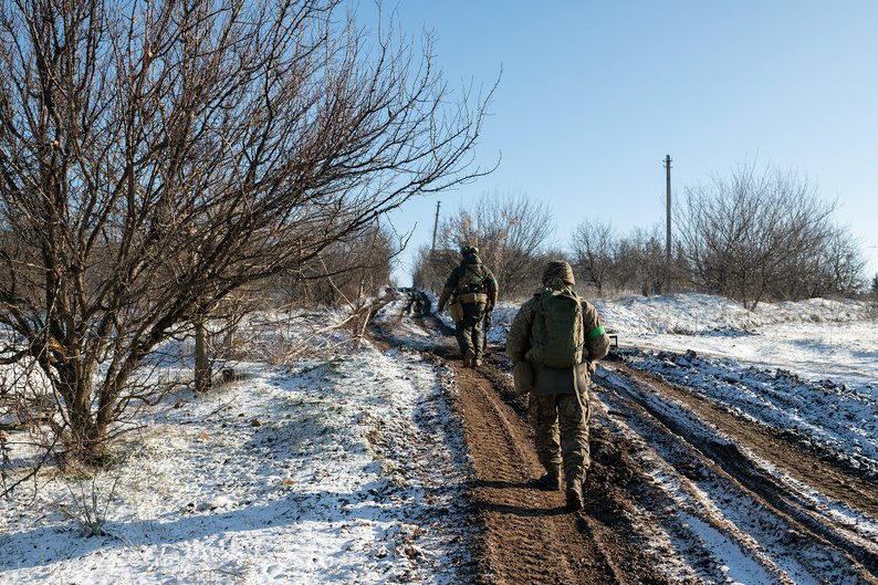 Українські військові йдуть дорогою між Соледаром і Бахмутом