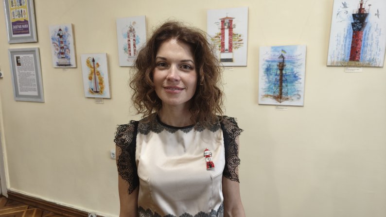 12 маяків півдня: в Миколаєві художниця презентувала картини виконані у стилі петриківського розпису