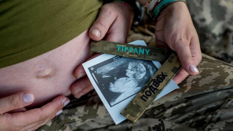 Служила на фронті до сьомого місяця вагітності. Історія бойової медикині Tiffany, яка живе у Франківську