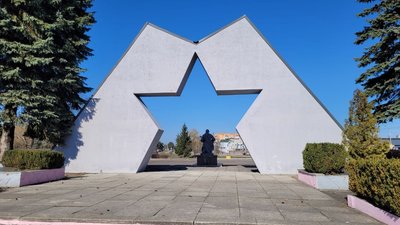П'ятикутна зірка й ордени "Вітчизняна війна" та "Перемога": чи декомунізують меморіал слави у Сарнах на Рівненщині