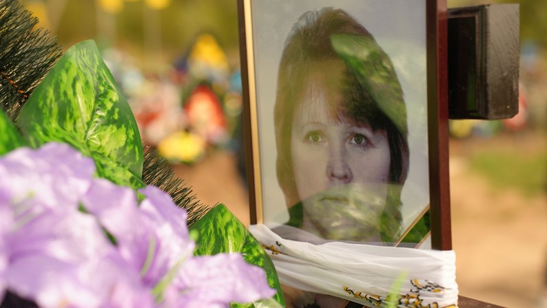 “Плакала, як вовчиця на труні”: у Путивлі на Сумщині поховали матір через день після сина