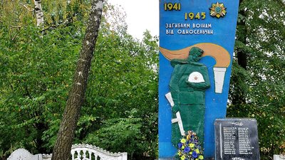 Макет радянського ордена із серпом і молотом та зображення радянського солдата, село Пашуки.