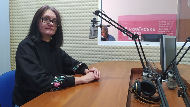 Переселенка з Сєвєродонецька Олена Лось в студії Українського радіо Житомир
