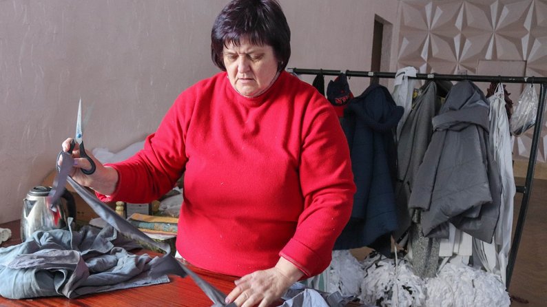 Маскувальні сітки, кікімори, одяг: як волонтери з Калуша на Франківщині другий рік поспіль допомагають ЗСУ