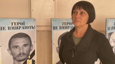 Мати Ольга Дяденко біля портрета загиблого сина Сергія, 10 листопада 2023 року