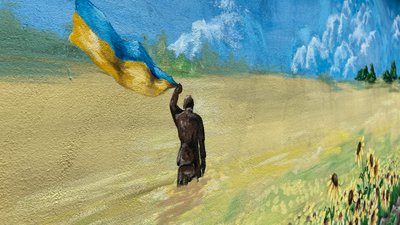 У Лозовій поруч з розбитим РФ ліцеєм намалювали 18-метровий мурал