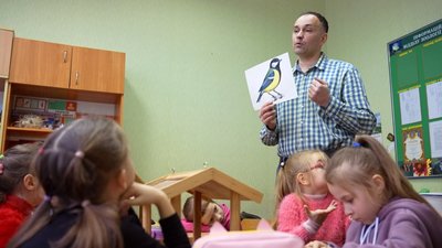 Майструють годівнички та роблять запаси їжі: у Вінниці відвідувачі станції юних натуралістів підгодовують птахів