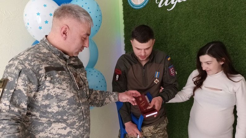 Військовослужбовець з Тернополя забрав сина і дружину з пологового
