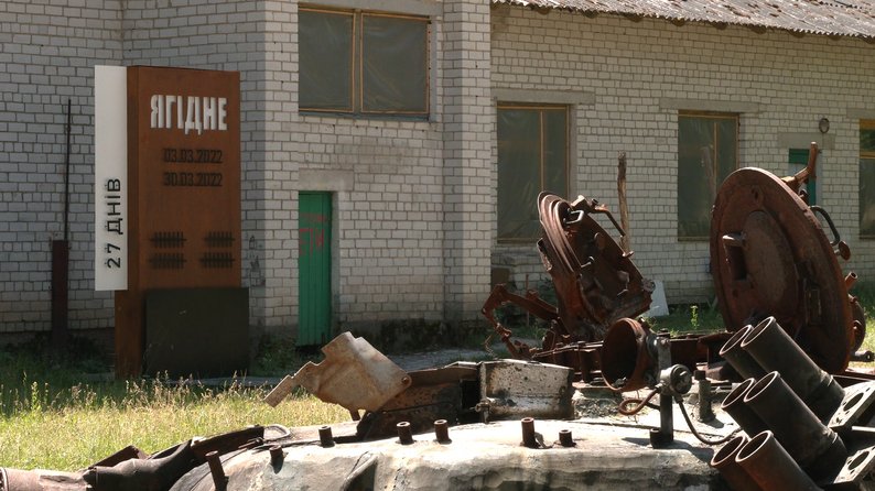 Стела, біля підвалу школи у Ягідному, де місцевих жителів утримували росіяни