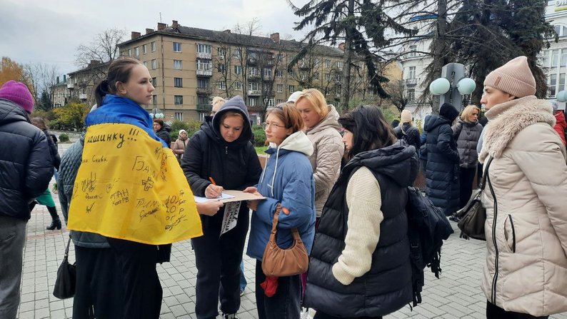В Івано-Франківську дружини та матері військових провели пікет, де вимагали демобілізації їхніх рідних