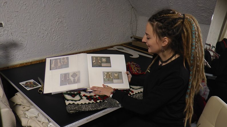 Сюзанна показує каталог зі старовинними фотографіями кептарів з різних регіонів України