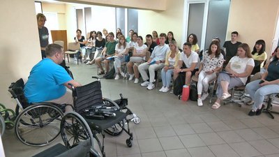 Пересіли на крісла колісні та долали бар'єри: у Луцьку організували тренінг для працівників медзакладів