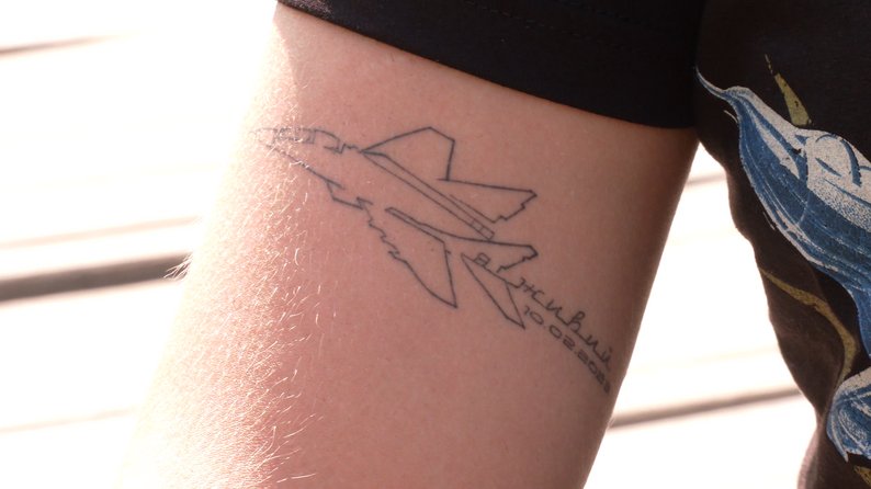 Військовий льотчик Дмитро Шкаревський набив татуювання на пам'ять про катапультування над Донеччиною