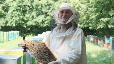 Переселенець з Донеччини відновив пасіку колгоспу на Хмельниччині