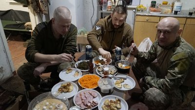Новорічний стіл у військових на Бахмутському напрямку