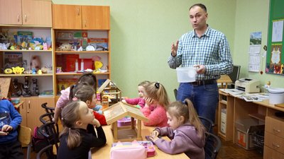 Майструють годівнички та роблять запаси їжі: у Вінниці відвідувачі станції юних натуралістів підгодовують птахів