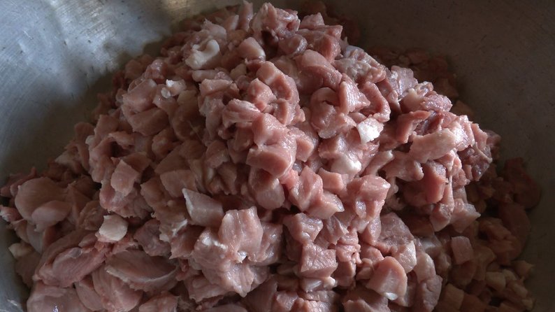 У поліському селі на Волині показали як готують сиров'ялене м'ясо — карух