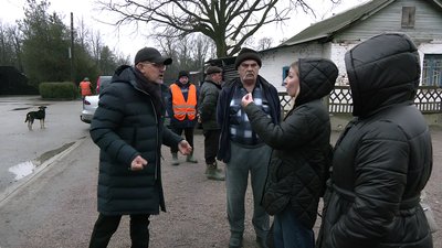 Завідувач кладовища й рідні загиблих бійців кроп
