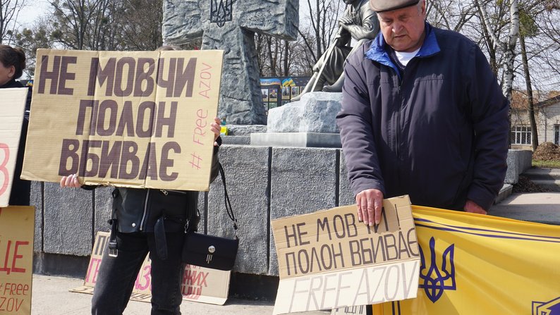"Не мовчи. Полон вбиває". В Охтирці відбулася акція на підтримку українських військовополонених