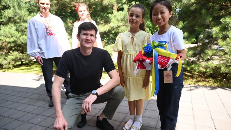 В Ужгороді 10-річна волонтерка з Японії зустрілася з гімнасткою, яка втратила ногу через російський обстріл