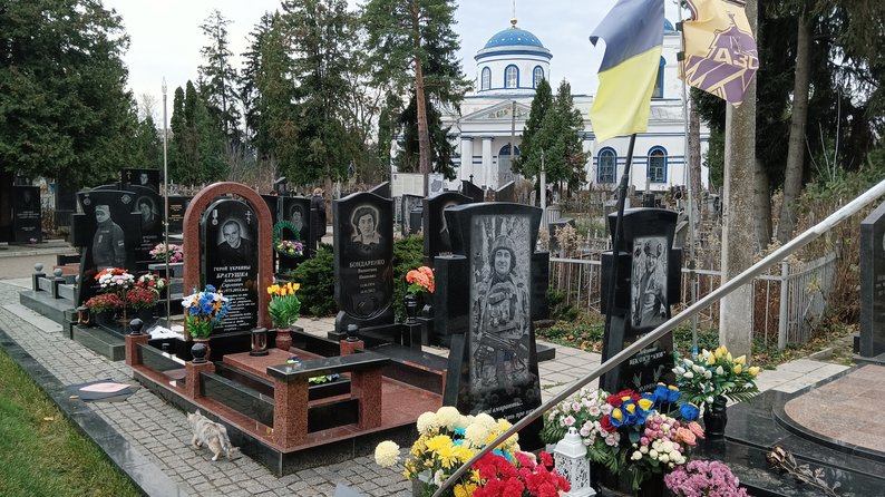 У Сумах на Алеї Слави центрального кладовища пошкодили могили захисників України