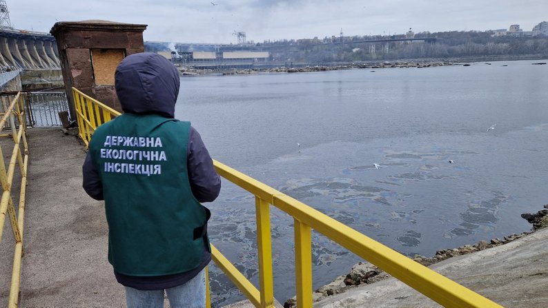Внаслідок обстрілу армією РФ по ДніпроГЕС забруднено понад 7500 кв.м акваторії Дніпра