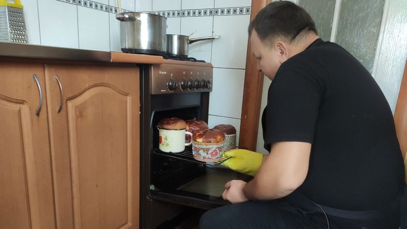 Священник Олексій Філюк готує паску, Тернопіль, 22 квітня, 2024