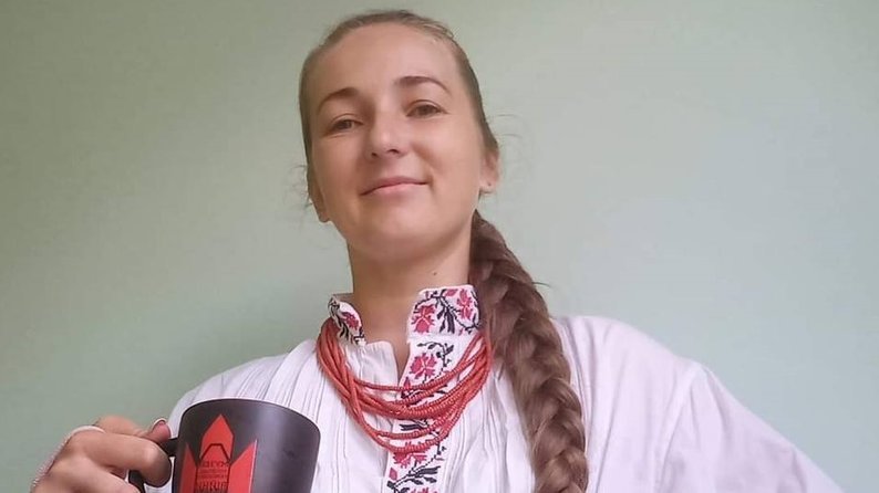 Волонтерка Іванна Козира до зміни зачіски