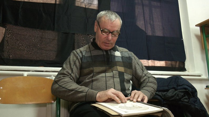 Ярослав Гурик тестує зображення ікон для людей з порушенням зору